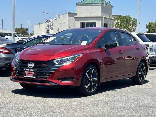 Scarlet Ember 2025 Nissan Versa 1.6 SR