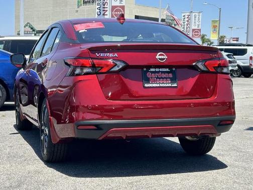 Scarlet Ember 2025 Nissan Versa 1.6 SR