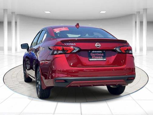 Scarlet Ember 2025 Nissan Versa 1.6 SR