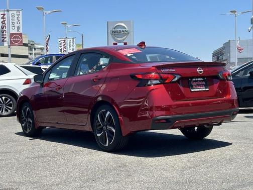 Scarlet Ember 2025 Nissan Versa 1.6 SR