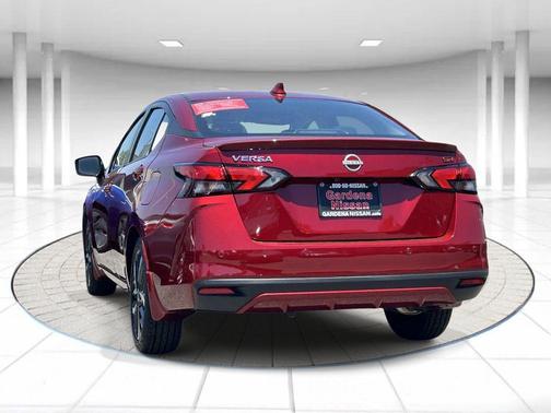 Scarlet Ember 2025 Nissan Versa 1.6 SR