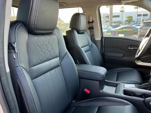2025 Nissan Frontier SL