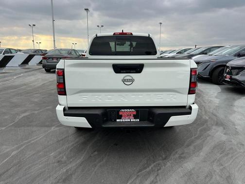 2025 Nissan Frontier SV