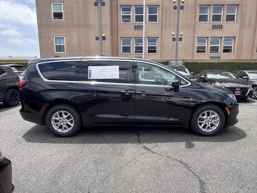 2022 Chrysler Voyager LX