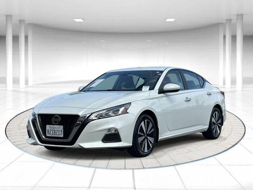 White 2021 Nissan Altima 2.5 SV