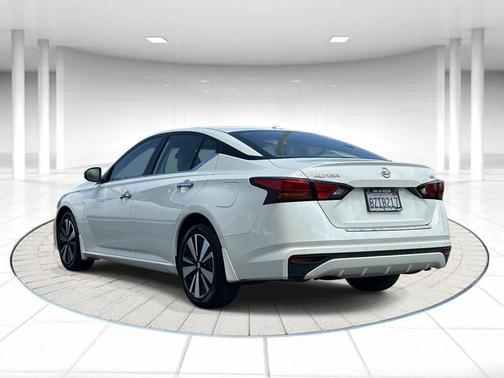 White 2021 Nissan Altima 2.5 SV