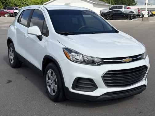 Summit White 2018 Chevrolet Trax LS