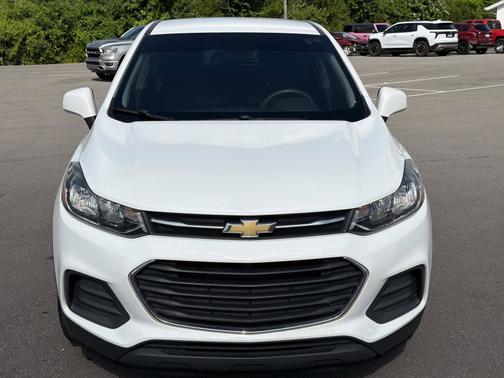 Summit White 2018 Chevrolet Trax LS