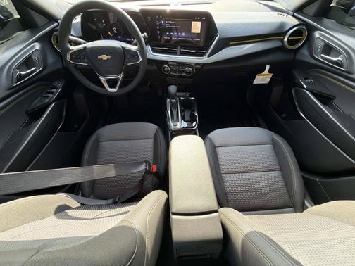 Mosaic Black Metallic 2025 Chevrolet Trax LT
