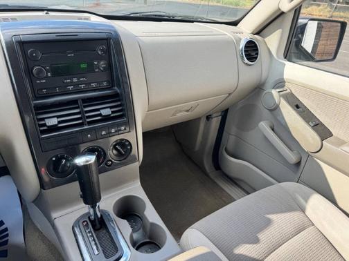 White 2006 Ford Explorer XLT