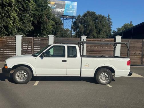 White 2003 Chevrolet S-10 BASE