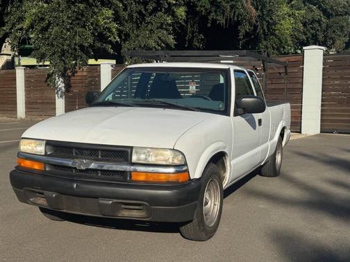 White 2003 Chevrolet S-10 BASE