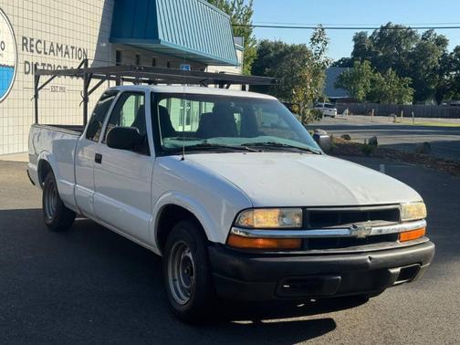 White 2003 Chevrolet S-10 BASE
