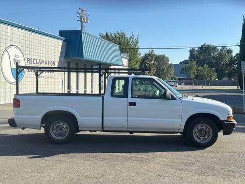 White 2003 Chevrolet S-10 BASE