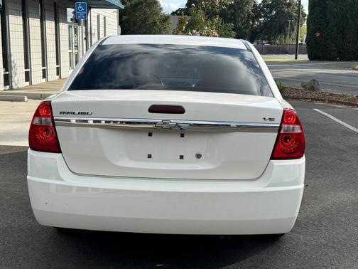 White 2005 Chevrolet Malibu Base
