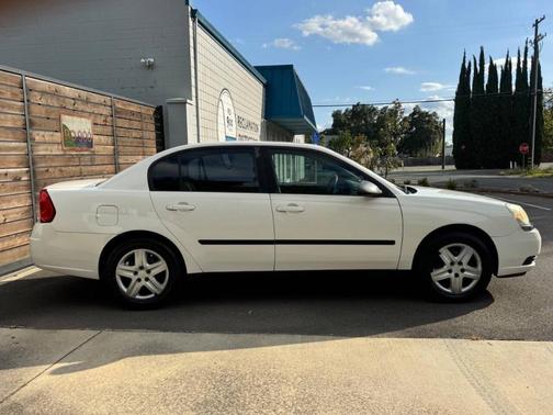 White 2005 Chevrolet Malibu Base