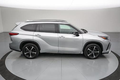 Celestial Silver Metallic 2022 Toyota Highlander XSE