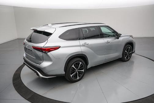 Celestial Silver Metallic 2022 Toyota Highlander XSE