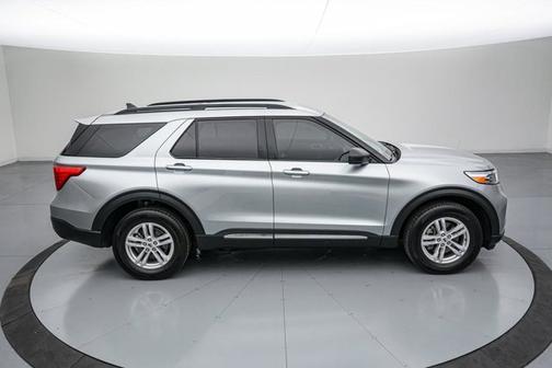 ICONIC SILVER METALLIC 2024 Ford Explorer XLT