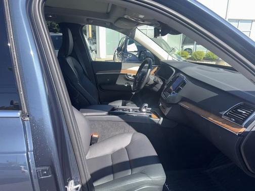 2024 Volvo XC90 B6 Plus Bright Theme