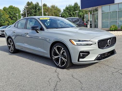 2024 Volvo S60 B5 Core Dark Theme