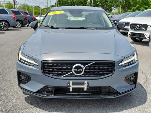 2022 Volvo S60 B5 AWD Momentum