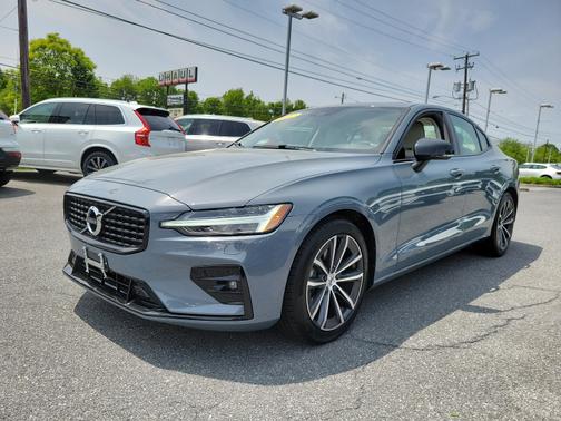 2022 Volvo S60 B5 AWD Momentum
