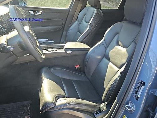 2023 Volvo XC60 B5 Ultimate Dark Theme