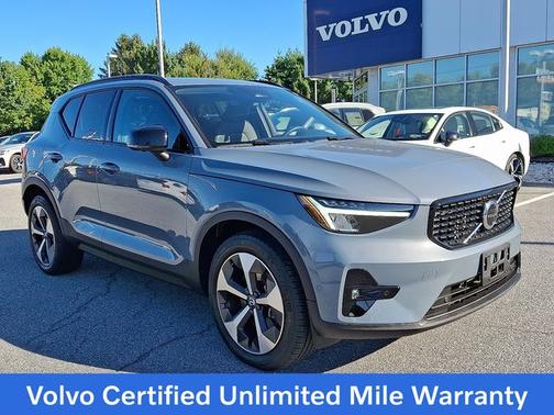 2023 Volvo XC40 B5 Plus Dark Theme