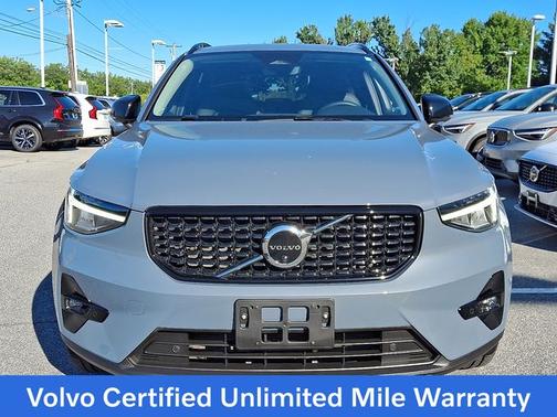 2023 Volvo XC40 B5 Plus Dark Theme