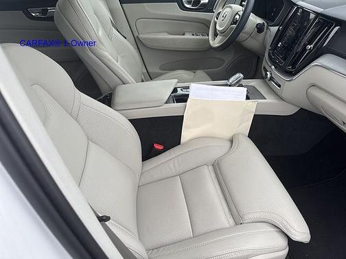 2023 Volvo XC60 B5 Ultimate Bright Theme
