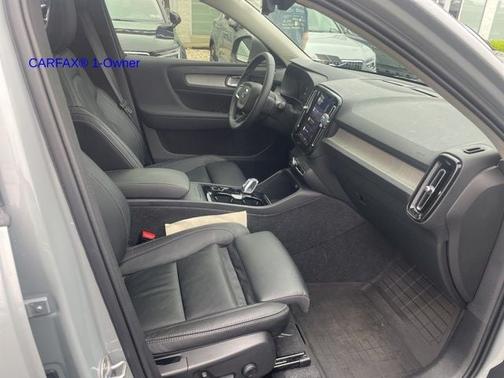 2024 Volvo XC40 B5 Plus Bright Theme