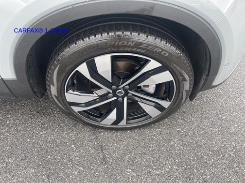 2024 Volvo XC40 B5 Plus Bright Theme
