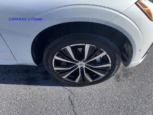 2023 Volvo XC60 B5 Plus Dark Theme