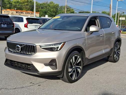 2024 Volvo XC40 B5 Plus Bright Theme