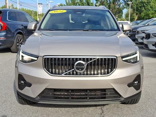 2024 Volvo XC40 B5 Plus Bright Theme