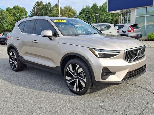 2024 Volvo XC40 B5 Plus Bright Theme