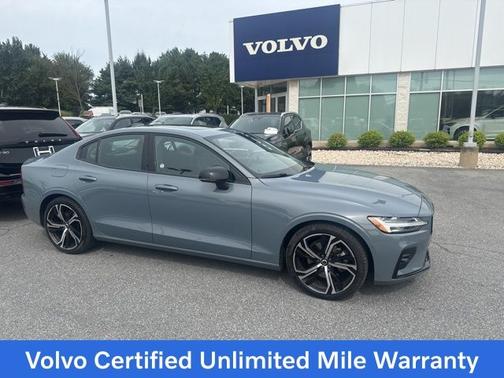 2023 Volvo S60 B5 Plus Dark Theme