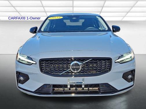 2023 Volvo S60 B5 Plus Dark Theme