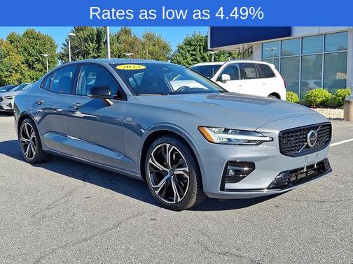 2023 Volvo S60 B5 Plus Dark Theme