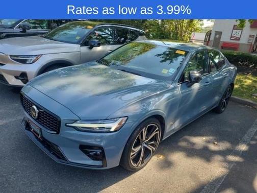 2023 Volvo S60 B5 Plus Dark Theme