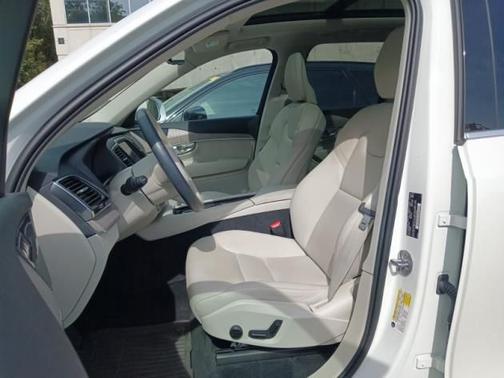2024 Volvo XC90 B6 Plus Bright Theme 6-Seater