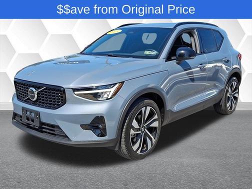 2023 Volvo XC40 B5 Plus Dark Theme