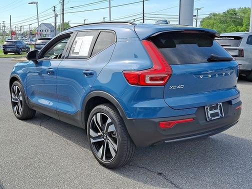 2024 Volvo XC40 B5 Plus Dark Theme