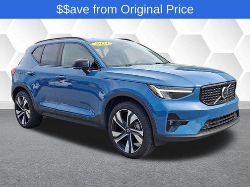 2024 Volvo XC40 B5 Plus Dark Theme