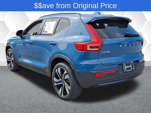 2024 Volvo XC40 B5 Plus Dark Theme