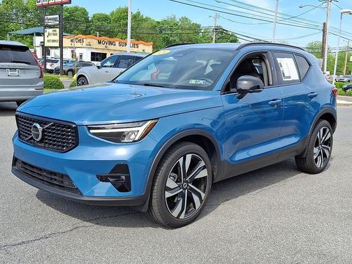 2024 Volvo XC40 B5 Plus Dark Theme