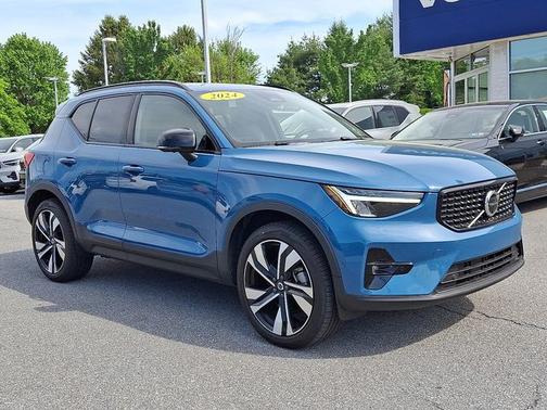 2024 Volvo XC40 B5 Plus Dark Theme