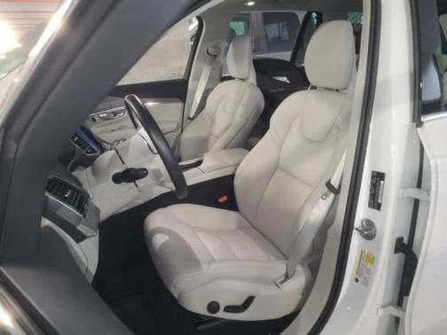 2024 Volvo XC90 B6 Plus Bright Theme