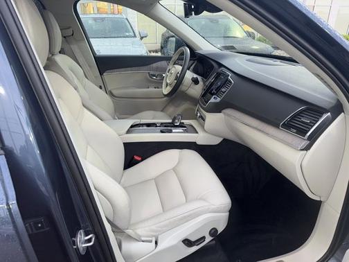 2024 Volvo XC90 B6 Plus Bright Theme